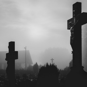 Třináctiletý Roland Doe se měl začít měnit poté, co truchlil nad zesnulou tetou. Když už si s ním rodiče nevěděli rady, nechali ho absolvovat týdenní vymítání. Jeho případ inspiroval film Vymítač ďábla.