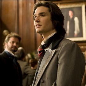 Dorian Gray: Mladý šlechtic Dorian Gray touží po věčném mládí, a tak si nechá zhotovit obraz se svým portrétem, který bude stárnout za něj.