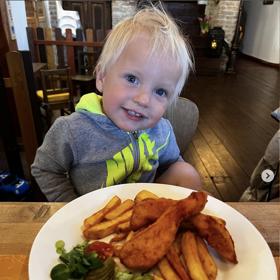 Pepíček je velký jedlík, v kuchyni rád pomáhá mámě i babičce. 