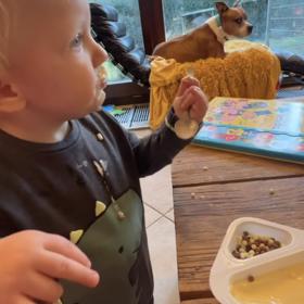 V roce a půl rád baští sám, úklid neřeší, má totiž věrného pomocníka.