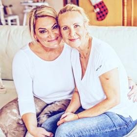 Lucka & Venca, náš dvoučlenný old mother's gang. I v této málo početné skupině dvou žen jsem nejstarší.