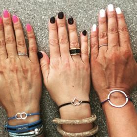 Tři kámošky a tři náramky přátelství. Vzpomínka na jednu společnou dovolenou.