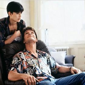 Duch: Sam (Patrick Swayze) a Molly (Demi Moore) jsou jako jedna duše. Jednoho večera jsou ale od sebe násilně odtrženi.