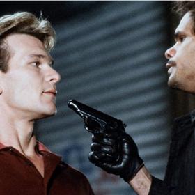 Anebo je to celé jinak? Sam sice umírá při rvačce se zlodějem, rozhodne se však ke své milé vrátit jako duch.