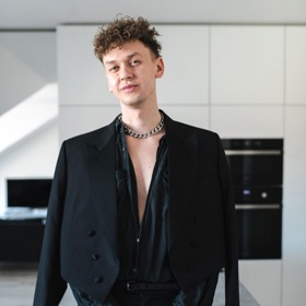 Mladý módní návrhář Michael Kováčik začínal jako stylista. O outfity se staral například modelce Anetě Vignerové.