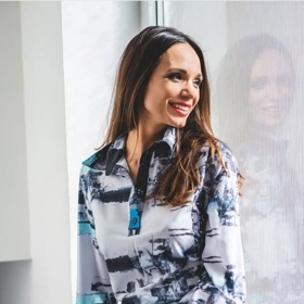 Šaty, které dnes Gabriela Dvořáková obléká, jsou volnějších střihů, protože se nerada cítí být limitovaná oblečením.