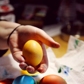 Pokud budete chtít jednobarevná vajíčka, žlutou získáte díky povaření s kurkumou.