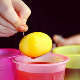 Existuje spousta způsobů, jak obarvit velikonoční vajíčka.