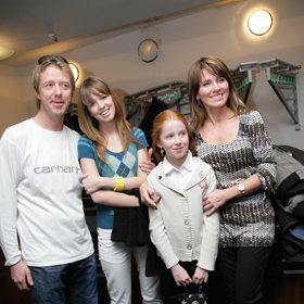 Tereza a Julie na archivním snímku s tátou a mámou Kamilou.