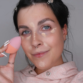 Nejprve naneste bázi pod make-up, na ni lehký make-up a korektor. Vše zapracujte houbičkou a korektor použijte i na oční víčka, abyste je sjednotila.