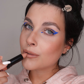 Celý look můžete doplnit o světlou rtěnku v nude odstínu, která se k modré lince skvěle hodí a nechává ji vyniknout.