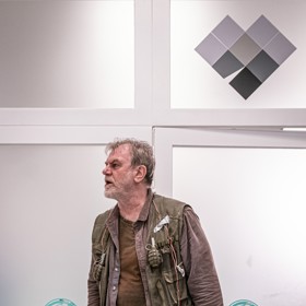 Únosce Korňan (Milan Bahul) obsadí oddělení kardiochirurgie, kde leží ministr obrany. Ale to není všechno.