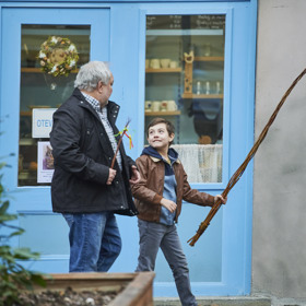 Lumír vyrazí na pomlázku s Lexíkem. 