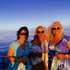 Vítr ve vlasech potřebujeme všechny. Mezi kámoškama je dobrý, že když fouká málo, tak jedna druhý pomůže dofouknout, co je třeba.