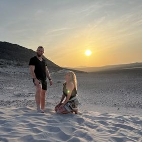 Josef je náruživý fotograf, který s oblibou zvěčňuje východy a západy slunce. Vendula Pizingerová u toho samozřejmě nesmí chybět.