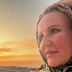 Ač se na Sokotře halila Vendula Pizingerová od hlavy k patě a nosila i šátek přes vlasy, vnímala, že si ji místní kriticky prohlížejí.