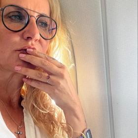 Vendule se jako vždy honí celou cestu hlavou otázka, jestli sbalila všechno potřebné.