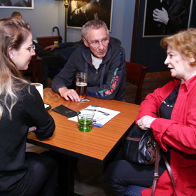 Protože János Bán nejraději hovoří maďarsky, musela být u rozhovoru přítomná překladatelka z jeho rodné řeči.