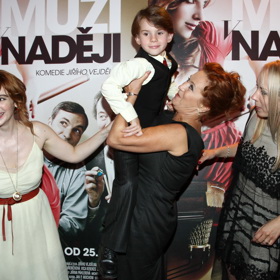 Blesky fotoaparátů a všudypřítomná média - malý Filip Antonio byl na premiéře filmu Muži v naději ve svém živlu.