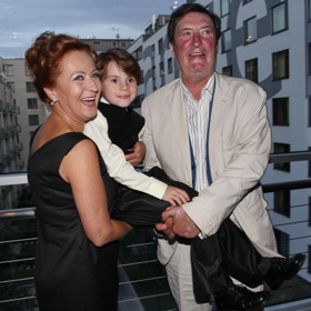 Roztomilého chlapce si všechny herecké legendy oblíbily. Zde Filip Antonio pózuje se Simonou Stašovou a Bolkem Polívkou.