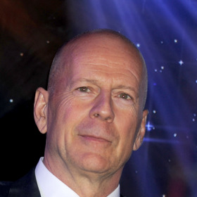 Akčnímu hrdinovi Bruci Willisovi lékaři nedávno diagnostikovali afázii, v jejímž důsledku postupně přichází o řeč. Ta je přitom pro kariéru herce naprosto klíčová. Afázie může mít mnoho příčin. Nejčastěji jde podle Wikipedie o následek úrazu hlavy, krvácení do mozku, nádorů, degenerativních či zánětlivých onemocnění nebo intoxikace.