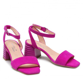 Fialové semišové sandály na klínku. EKSBUT, 2043 Kč