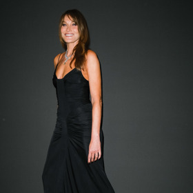Carla Bruni-Sarkozy v černých šatech Saint Laurent. 