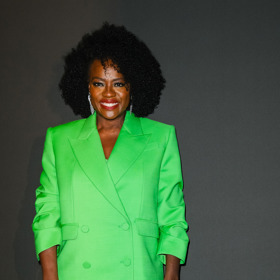 Viola Davis, která letos získala ocenění Woman in Motion, zvolila kostýmek značky Alexander McQueen.