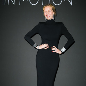 Eva Herzigová oblékla černé šaty značky Saint Laurent.