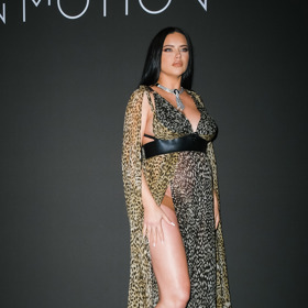 Adriana Lima ukázala rostoucí bříško v šatech se zvířecím vzorem a tak vysokými rozparky, že bylo vidět i tělové prádlo. Odvážný model pocházel z dílny značky Roberto Cavalli.