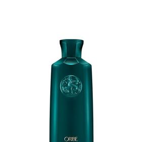 Beztížný lesklý gel pro hebké, ale definované kudrlinky, které drží celý den. ORIBE, 1084 Kč