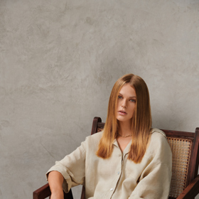 Polodlouhé vlasy z módy jen tak nevyjdou.