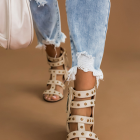 Béžové koženkové gladiátorky. Erika FASHION, 690 Kč