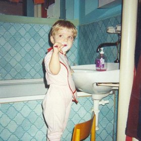 Přiznejte se, čí koupelna v panelovém bytě nevypadala podobně. Nebo tak vypadá dodnes?