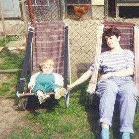 S maminkou jsme v devadesátých letech často jezdily do jižních Čech. Na lehátkách to byla v létě u slepic velká pohoda.
