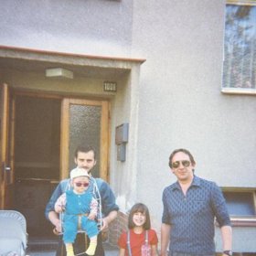 Povšimněte si moderního nosítka, ve kterém mne táta v devadesátých letech nosil. V detailu také mrkněte na naše bezva sluneční brýle. 