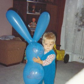 Devadesátky byly fajn. V pozadí můžete hned mezi modrýma králičíma ušima vidět také plastovou panenku, kterou by dnešní generace považovala za děsivě strašidelnou.