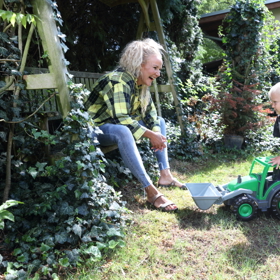 Pepíček je u nás na zahradě stejně šťastnej jako já a rád mi pomáhá.
