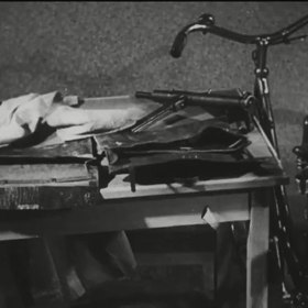 Jozef Gabčík vytáhl samopal Sten, který ukrýval pod kabátem, a chtěl začít střílet na vůz. Zbraň však nefungovala.