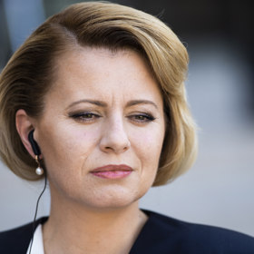 Slovenská prezidentka Zuzana Čaputová bezpochyby skvěle reprezentuje svoji zemi, a to nejen charismatickým vystupováním, ale také empatií a pokorou, se kterou navštěvuje sousední státy.