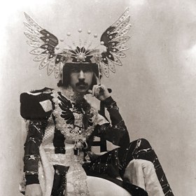 Henry Paget se dožil pouhých třiceti let. Uměl si to ale užít. Jeho roucho zdobily drahokamy a safíry. Stejně vyzdobené měl i své auto, z jehož výfuku vycházel parfém. 
