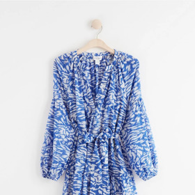 Modro-bílé šaty s dlouhým rukávem. Lindex, 999 Kč
