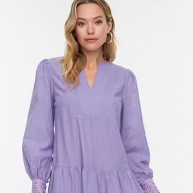 Světle fialové dámské šaty s volánky. Trendyol, 689 Kč