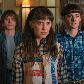 Stranger Things: Od bitvy o Starcourt uplynulo šest měsíců. Parta přátel se teď poprvé rozdělila. Dokážou i tak bojovat s novou hrozbou... 
