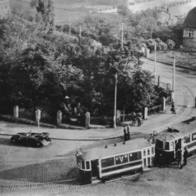 K atentátu na Reinharda Heydricha došlo 27. května 1942 v ostré zatáčce v Holešovičkách, kde musel jeho řidič zpomalit.