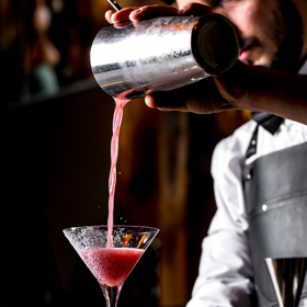 Šikovný barman vám dokáže namíchat koktajl během chvilky tak, že na to nikdy nezapomenete.