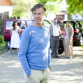 Když se na ni vykašle její bohatý manžel Pavel (Jiří Langmajer) a požádá o rozvod...