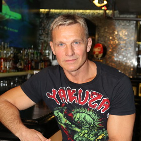 Zpěvák Martin Maxa je vystudovaným učitelem tělocviku. Později si své původní povolání připomněl díky režiséru Zdeňku Troškovi, který ho obsadil do stejné role do filmu Kameňák.