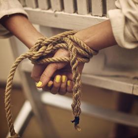 V některých zemích bývalé Jugoslávie na to jdou jinak. Děti svou matku nejprve svážou a až jim ukáže, kde má pro ně schované dárky, pustí ji na svobodu.
