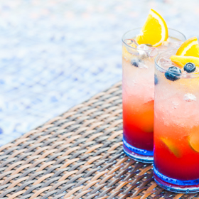 Letos v létě pofrčí koktejly v růžových barvách, jejichž základem může být například růžové šampaňské.